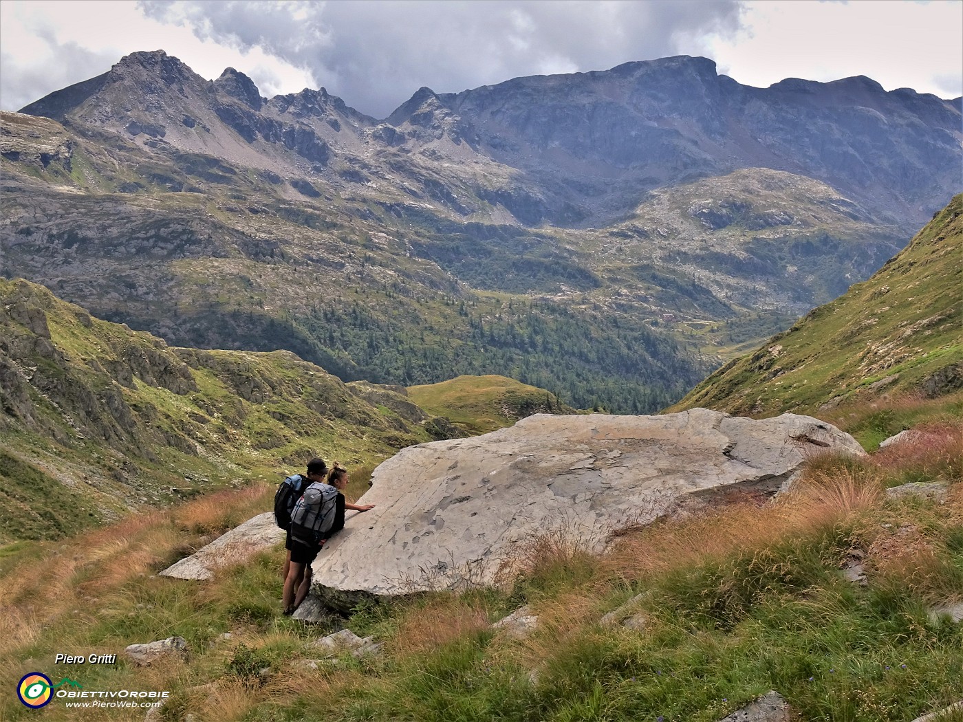 05 Al grande masso CMS1 ( oltre 2300 m) delle incisioni rupestri in Val Camisana.JPG